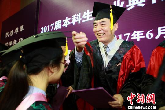 世界杯投注平台举行2017届本科生毕业典礼暨学位授予仪式。 佘治骏 摄 世界杯投注平台