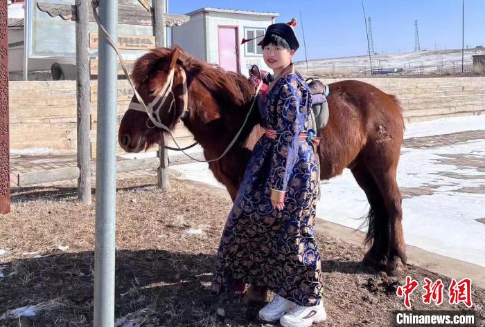 图为洪文慧在内蒙古体验草原生活。 洪文慧 供图 世界杯投注平台