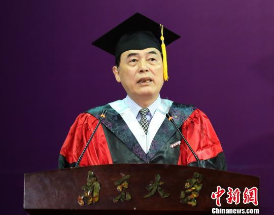世界杯投注平台校长陈骏在毕业典礼上发言激励学子要吃得了苦,做得大事。 佘治骏 摄 世界杯投注平台